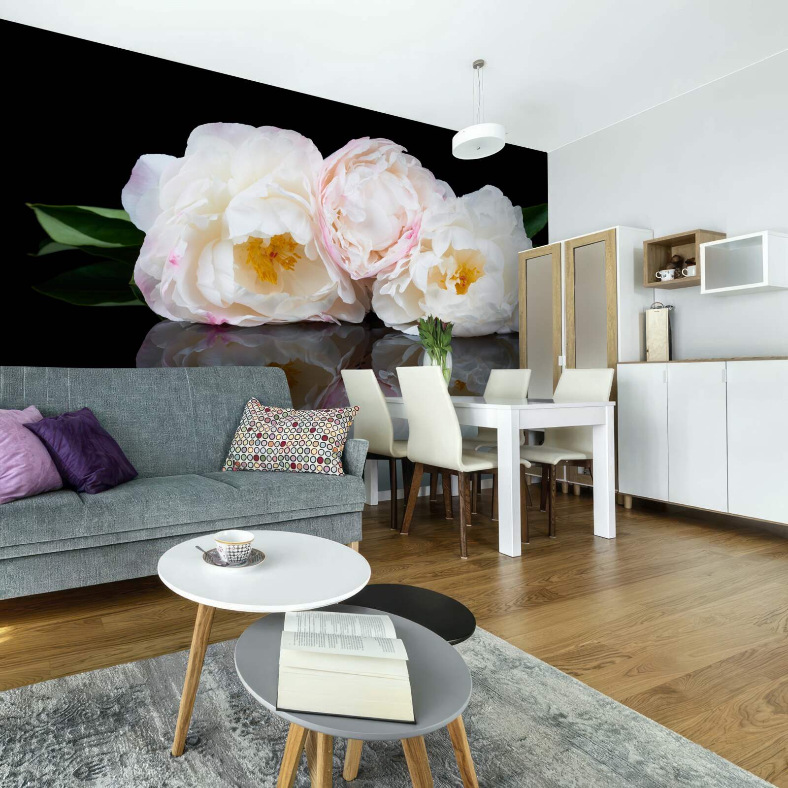 Fototapet buchet de flori albe reflectat în apă