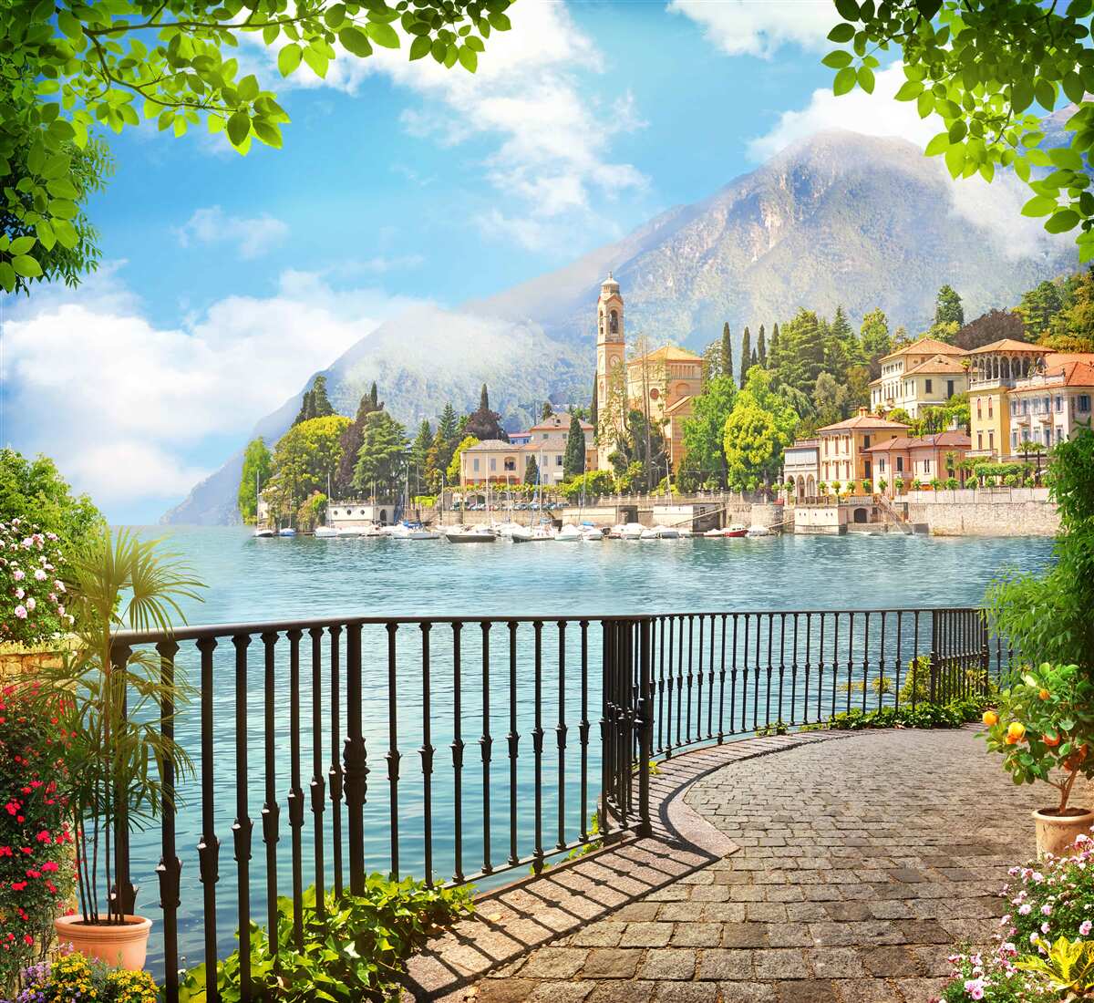 Fototapet promenadă cu vedere panoramică la orașul istoric și la peisajul montan