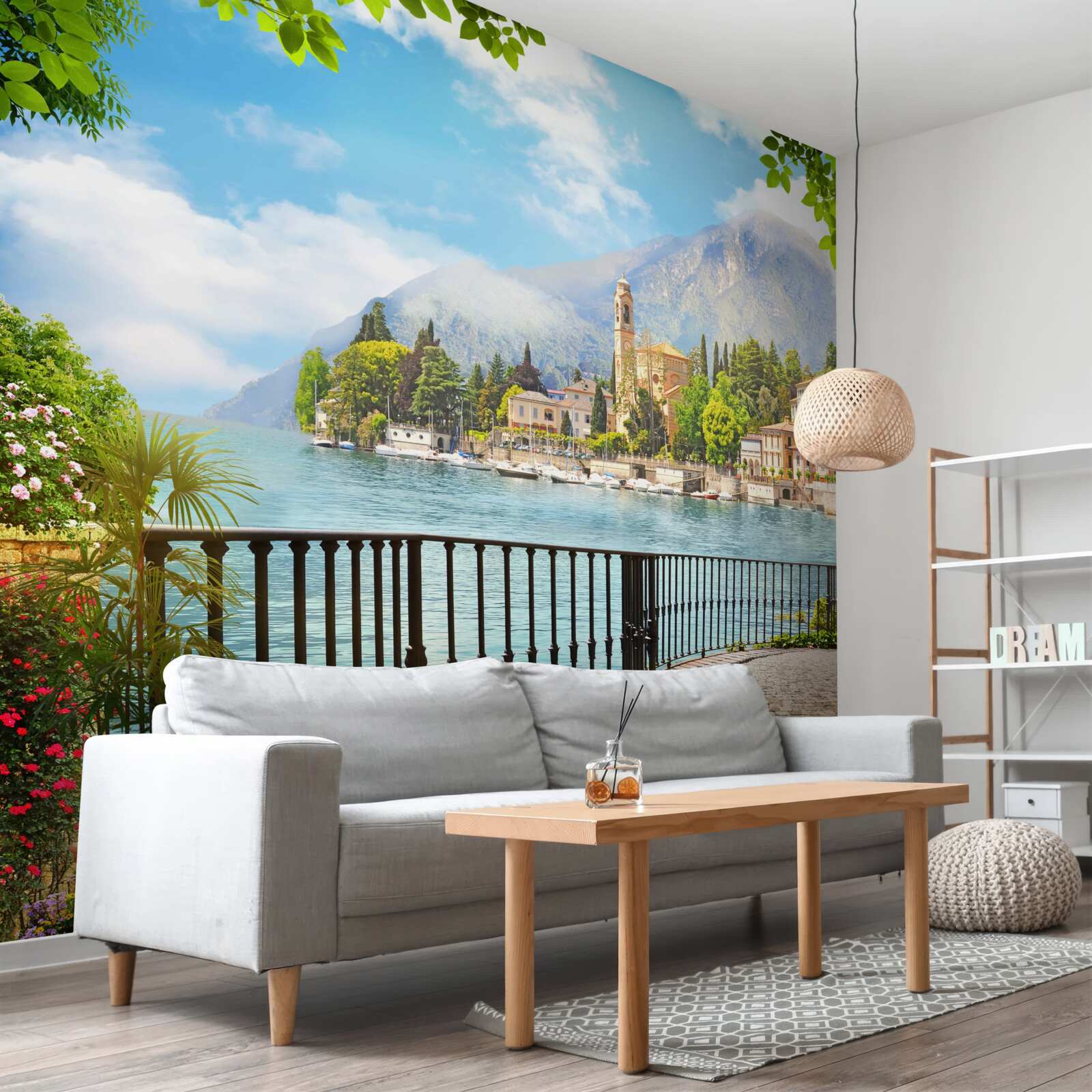 Fototapet promenadă cu vedere panoramică la orașul istoric și la peisajul montan