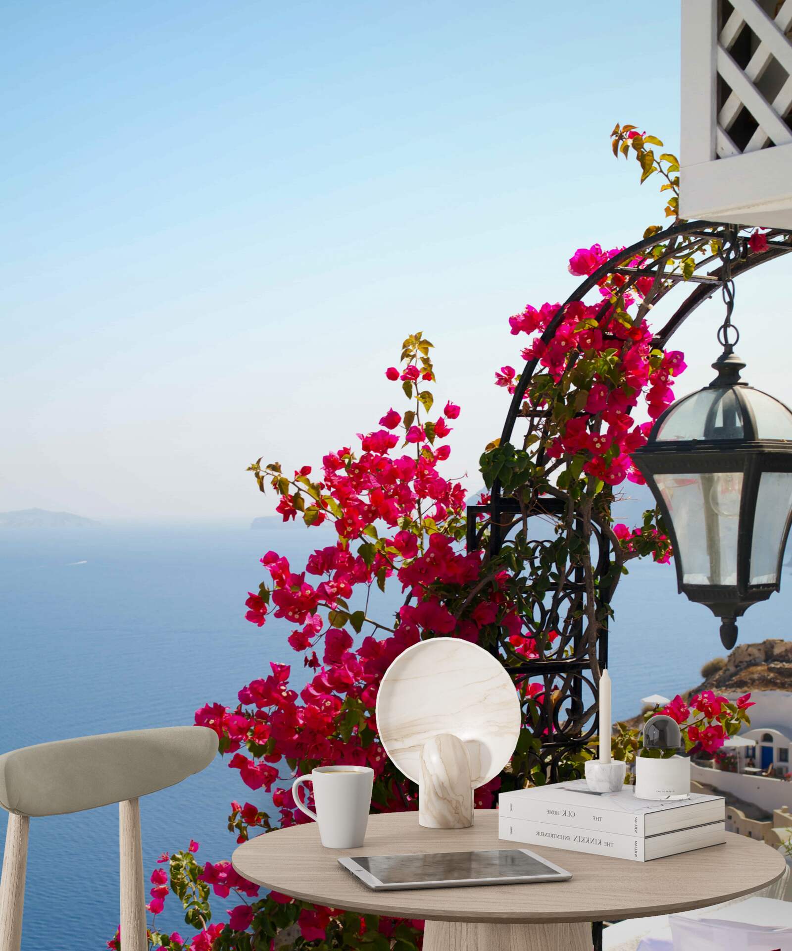 Fototapet Un arc lângă iaz, împletit cu flori roșii înflorite