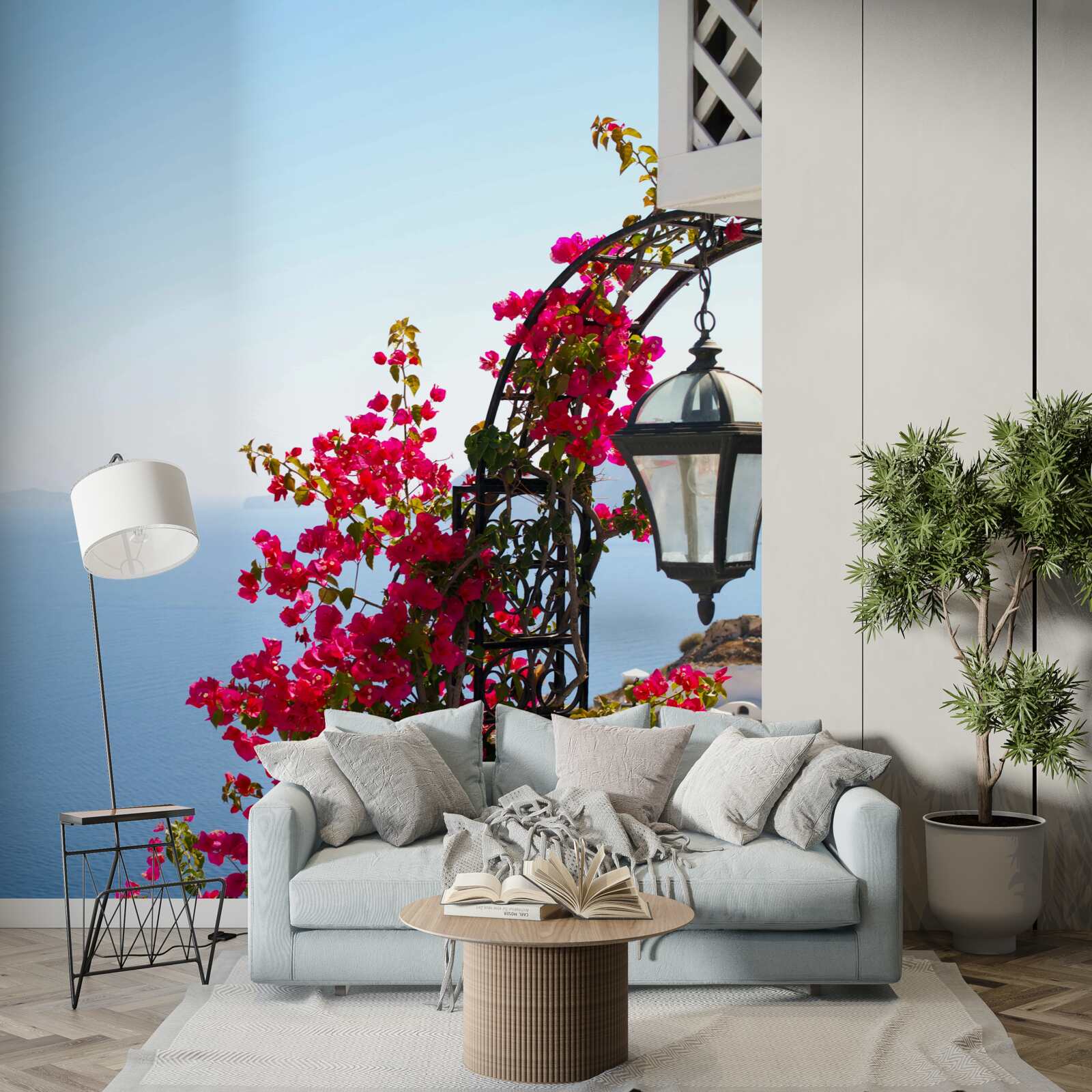 Fototapet Un arc lângă iaz, împletit cu flori roșii înflorite