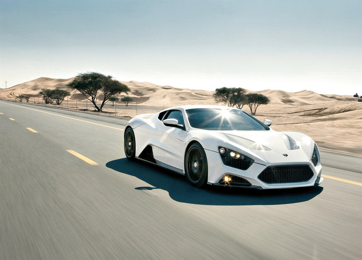 Fototapet o mașină sport albă conduce pe un drum pustiu