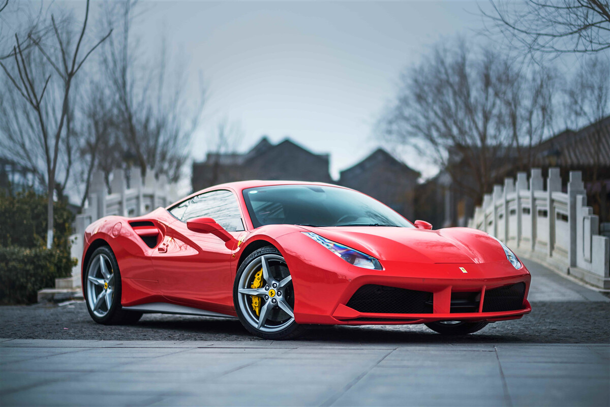 Fototapet un magnific ferrari roșu cărămiziu pe vreme ploioasă