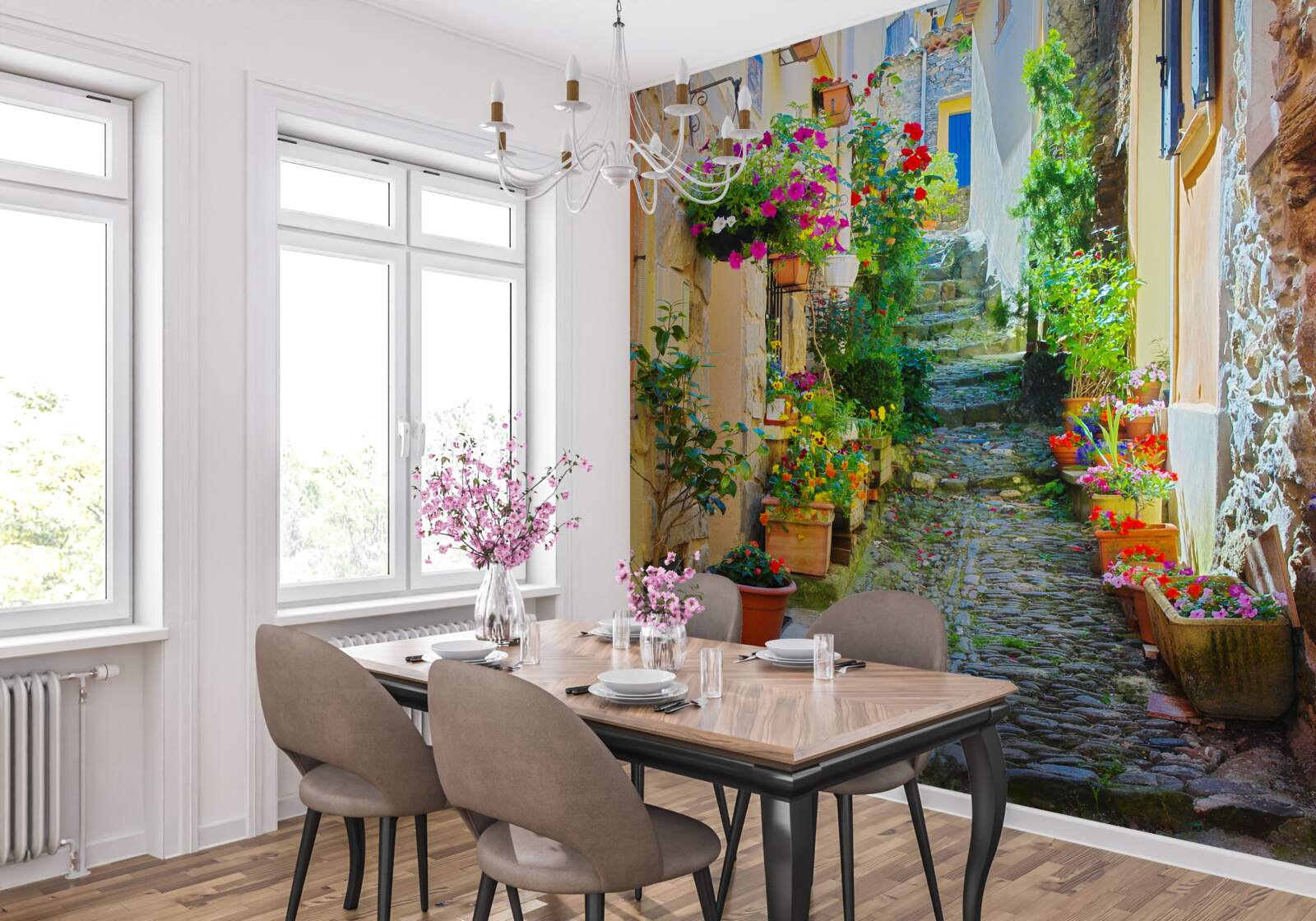 Fototapet o stradă îngustă și confortabilă din partea veche a orașului, înconjurată de flori