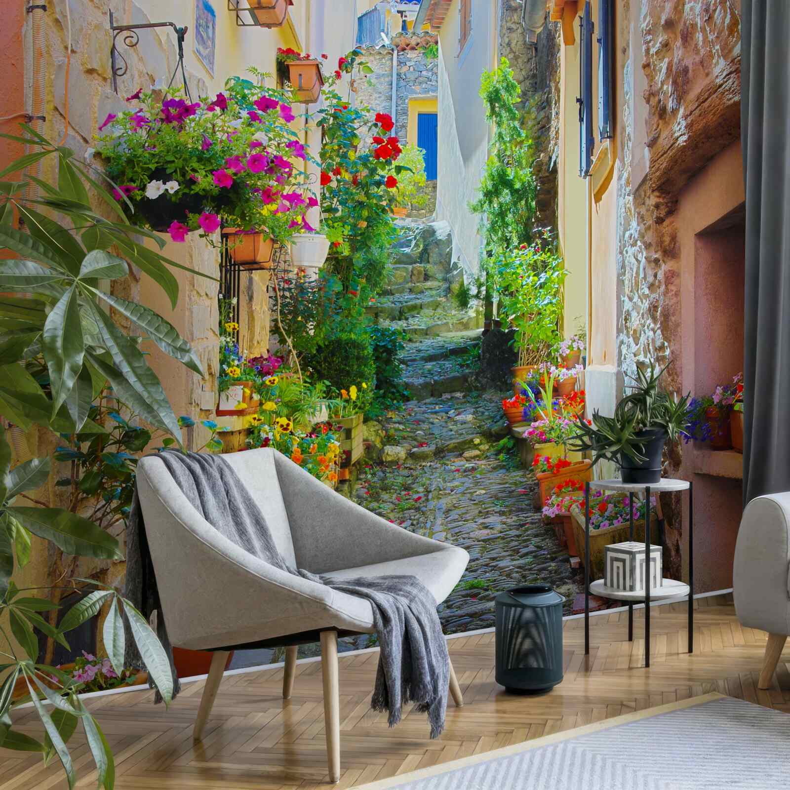 Fototapet o stradă îngustă și confortabilă din partea veche a orașului, înconjurată de flori