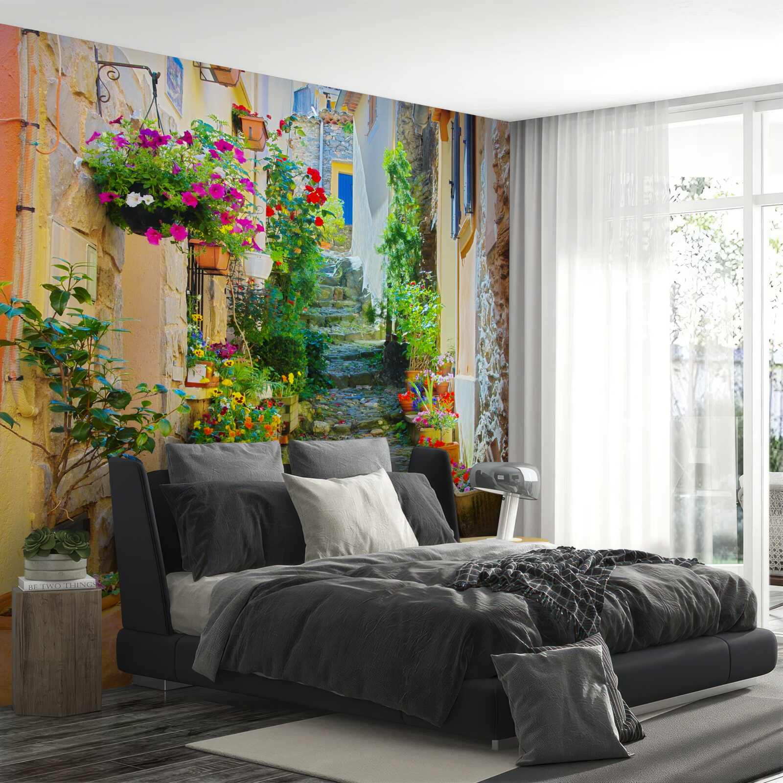 Fototapet o stradă îngustă și confortabilă din partea veche a orașului, înconjurată de flori