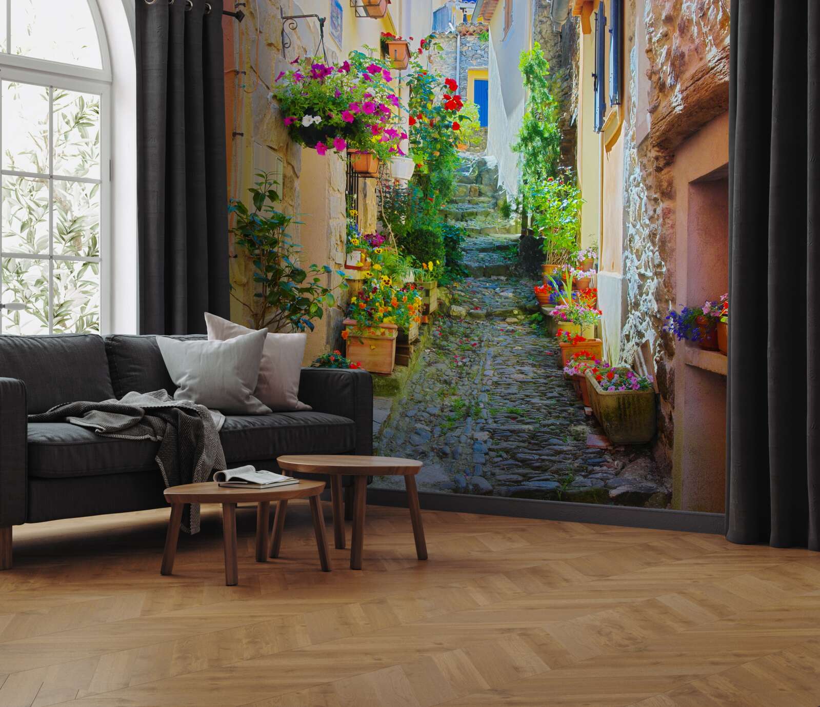 Fototapet o stradă îngustă și confortabilă din partea veche a orașului, înconjurată de flori
