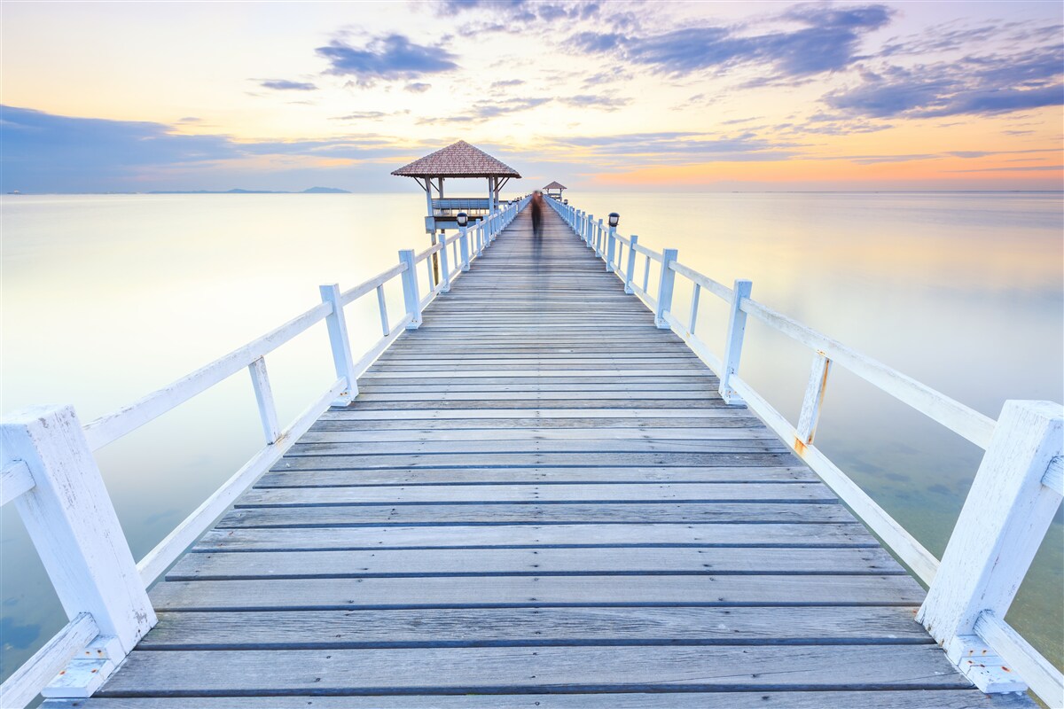 Fototapet chei cu un foișor peste apă în zori, care a văzut multe un