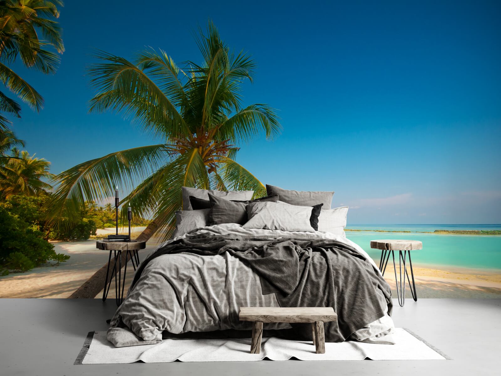 Fototapet hamac întins sub un palmier pe o coastă tropicală