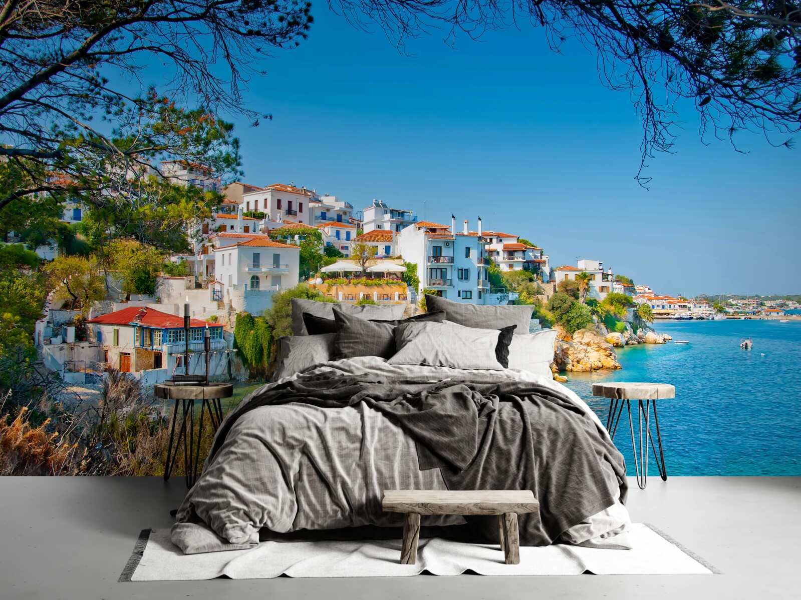 Fototapet un port liniștit în apropierea unei așezări grecești