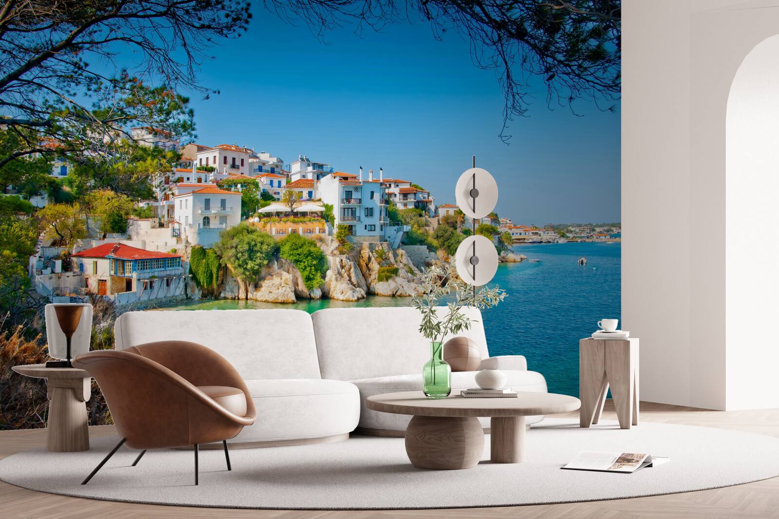 Fototapet un port liniștit în apropierea unei așezări grecești