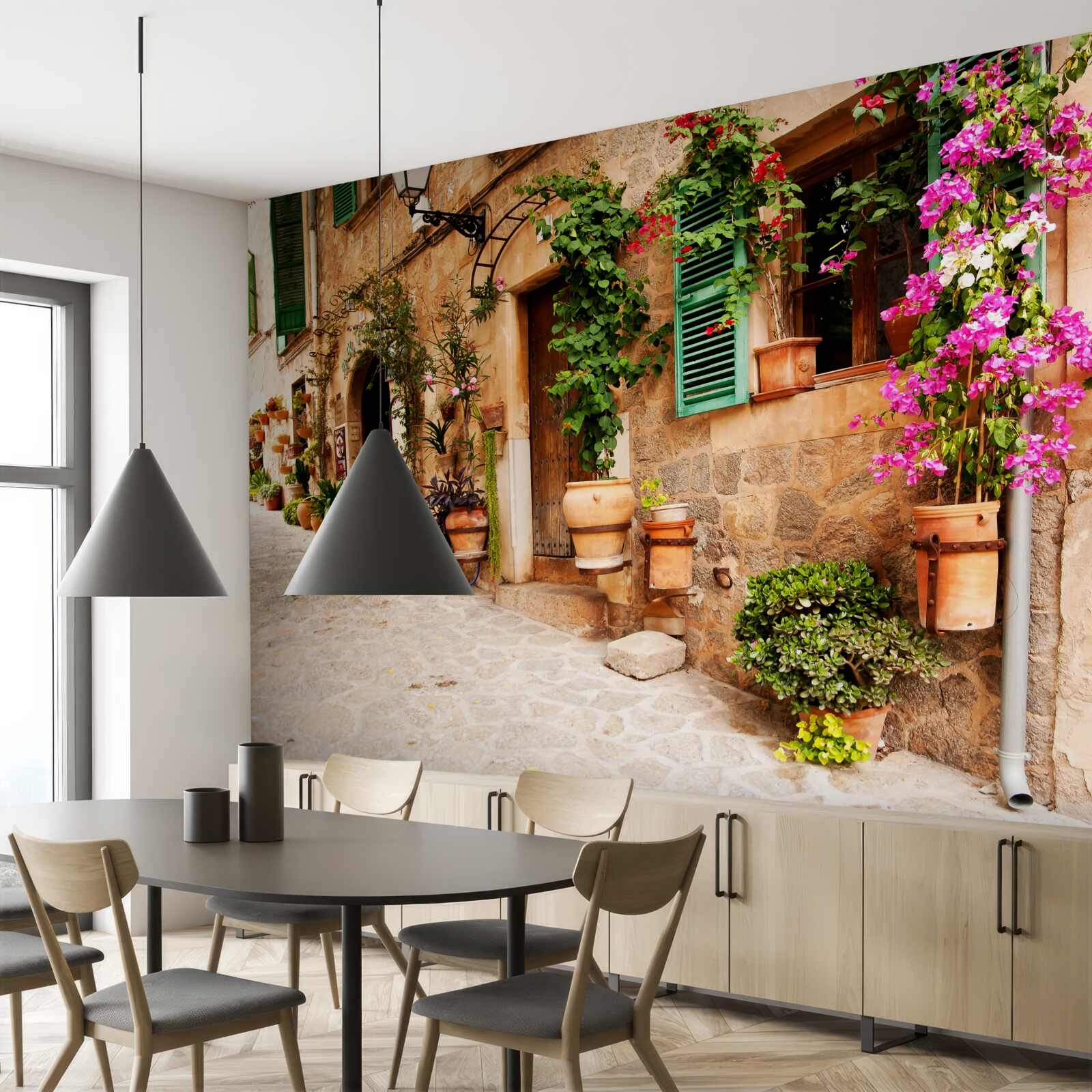 Fototapet stradă veche în pantă decorată cu flori