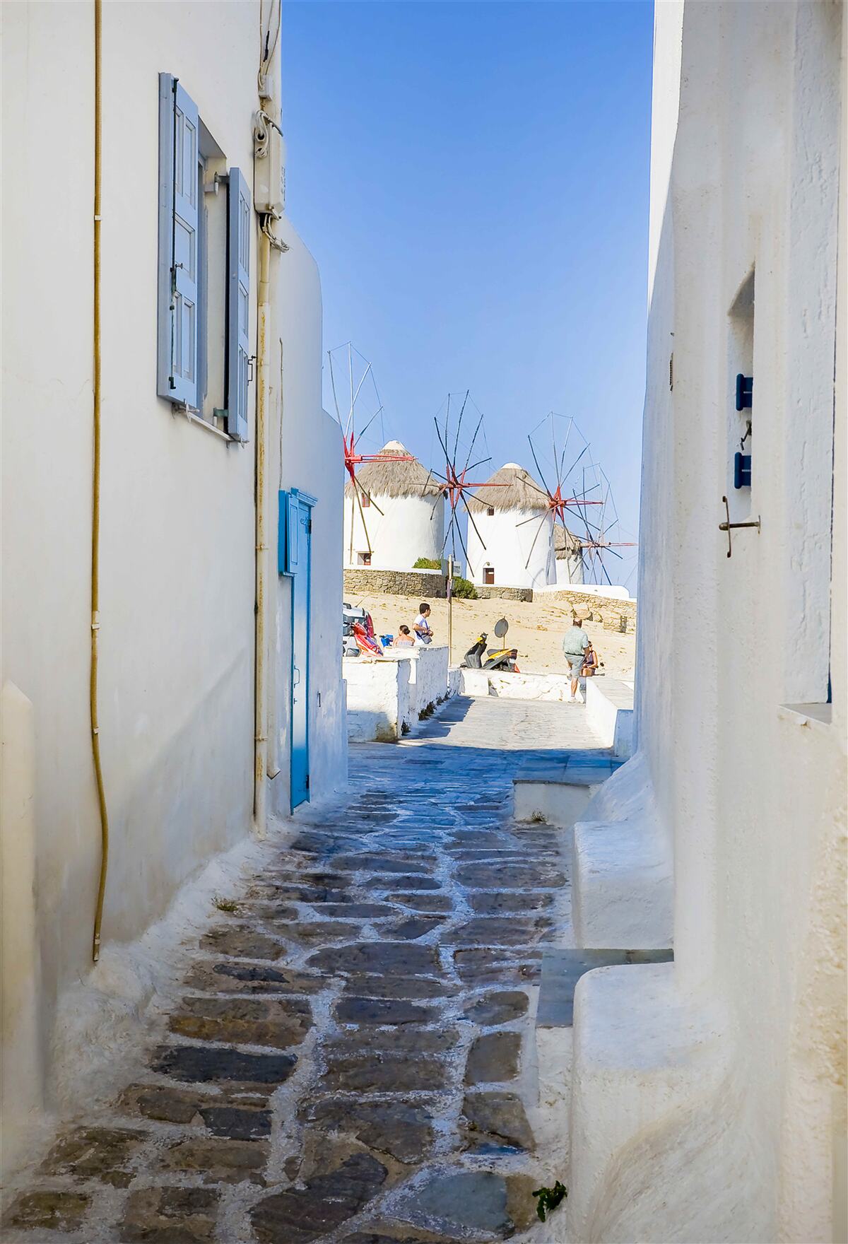 Fototapet stradă veche îngustă cu case albe