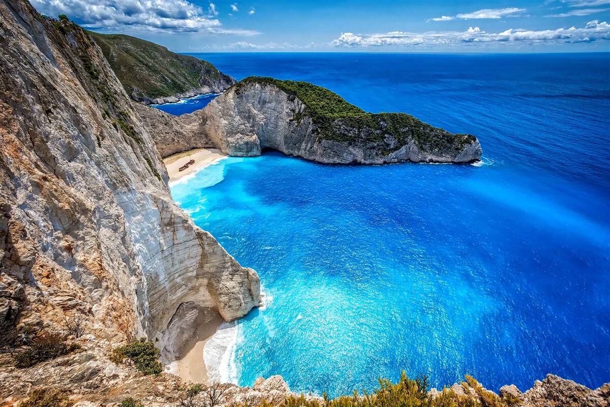 Fototapet plaje albe ca zăpada și ape turcoaz la poalele munților