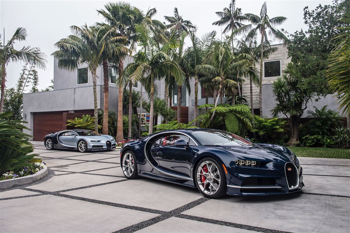 Fototapet mașini sport de lux se aflau în fața reședinței