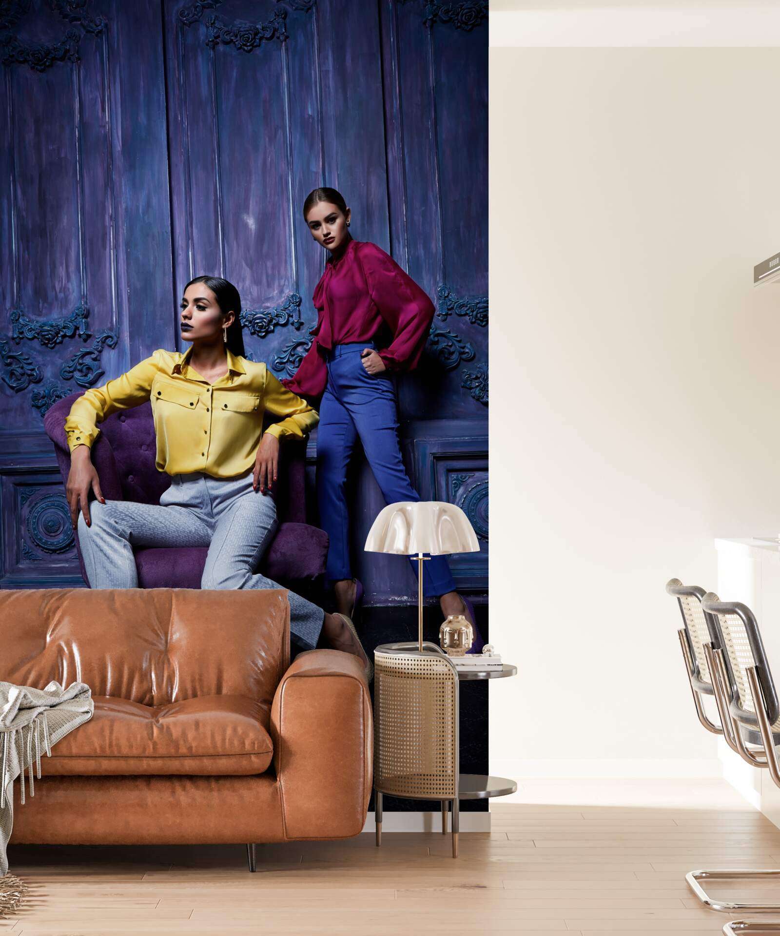 Fototapet fete în pantofi cu toc înalt fac fotografii lângă zidul antic