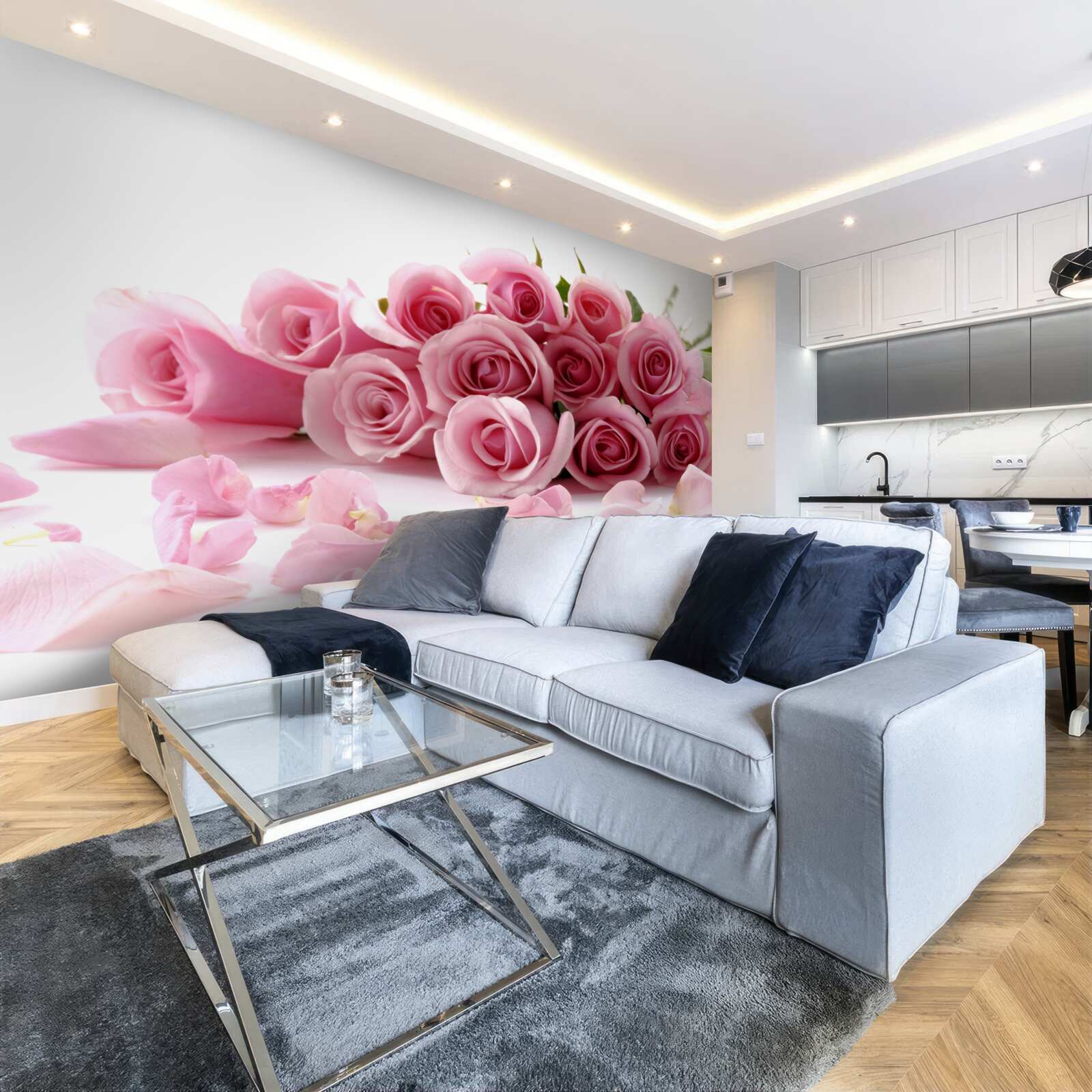 Fototapet trandafiri roz delicat cu petale aproape de suprafața apei