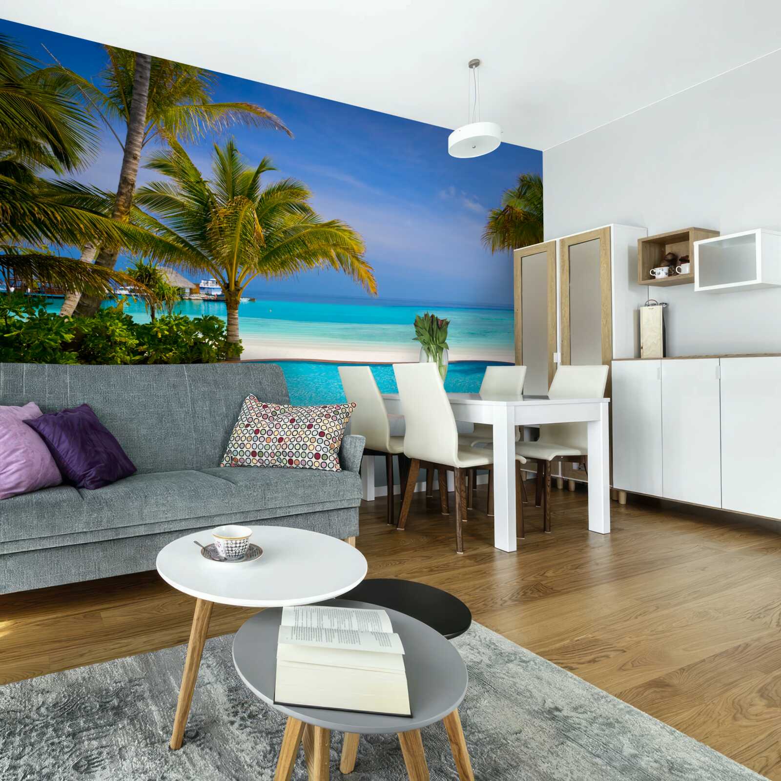 Fototapet piscină aproape de mal, înconjurată de palmieri