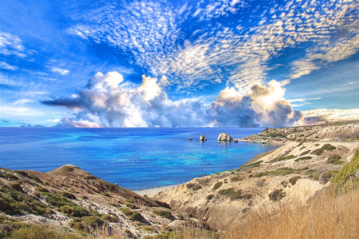 Fototapet nori cirrus la orizont, la interfața dintre uscat și ocean