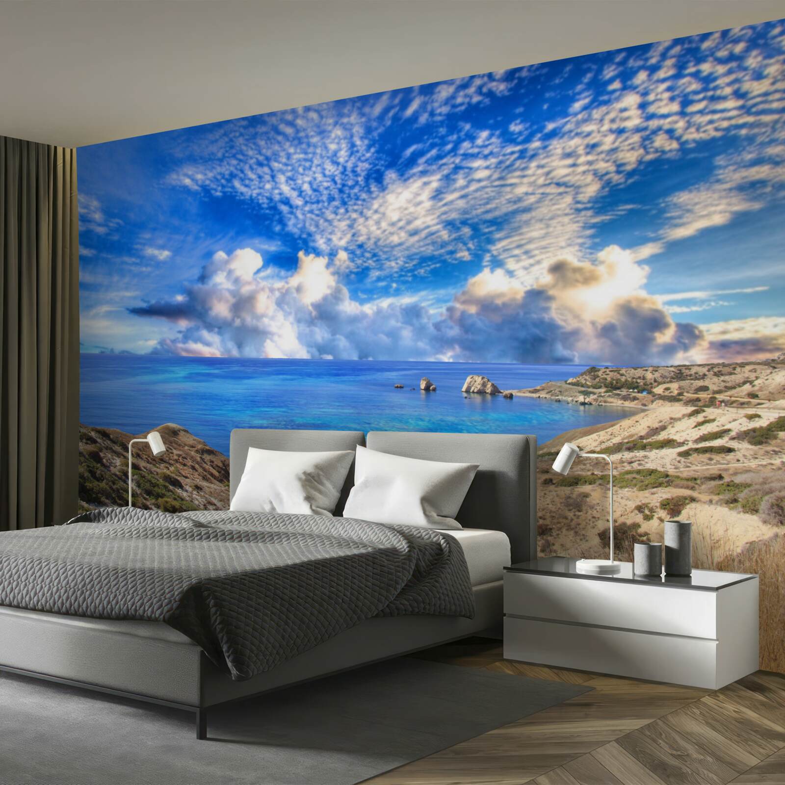 Fototapet nori cirrus la orizont, la interfața dintre uscat și ocean