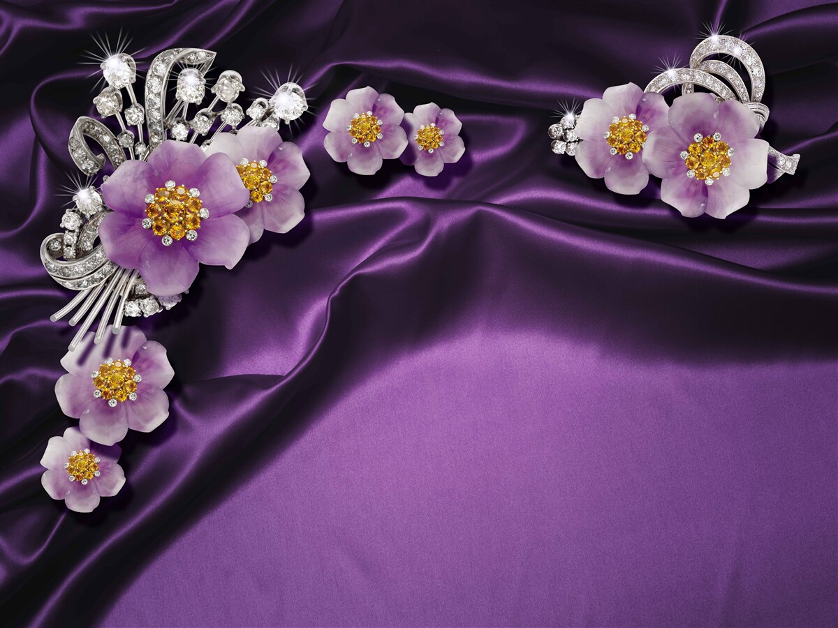 Fototapet Flori de liliac pe mătase închisă cu accente argintii