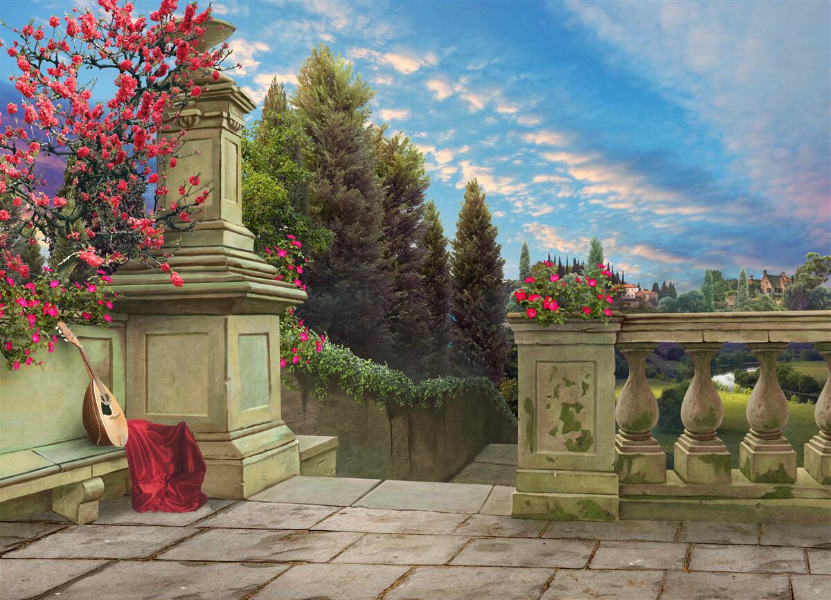 Fototapet instrument muzical abandonat și pânză stacojie