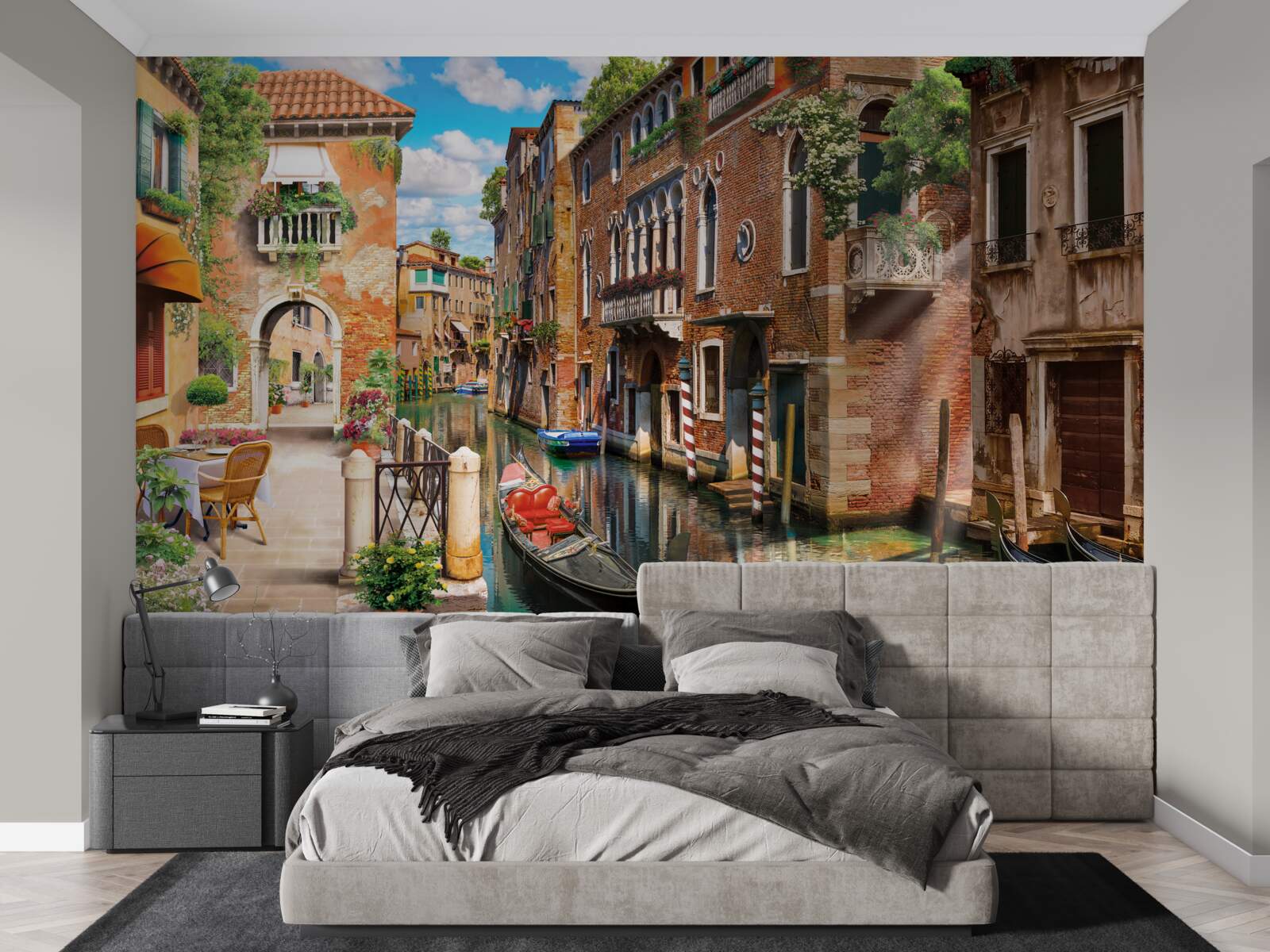 Fototapet gondolă lăsată într-o parcare din Veneția