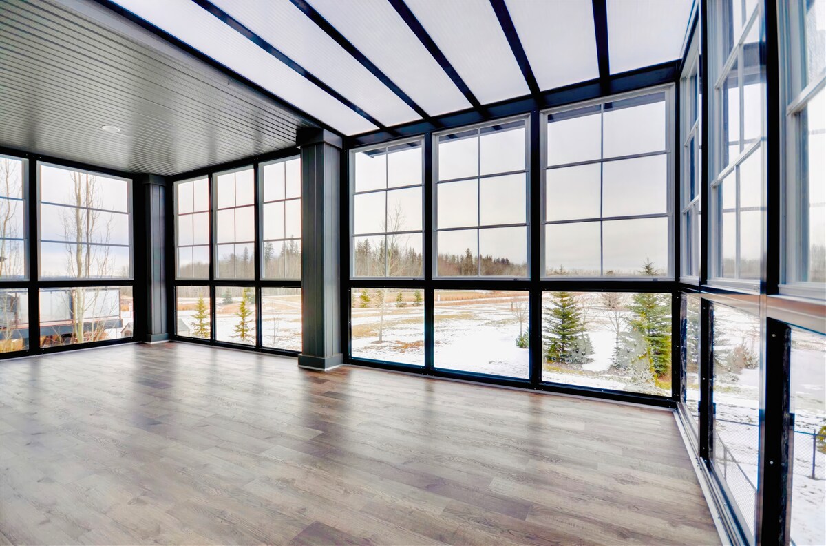 Fototapet cameră nemobilată cu ferestre din podea până în tavan