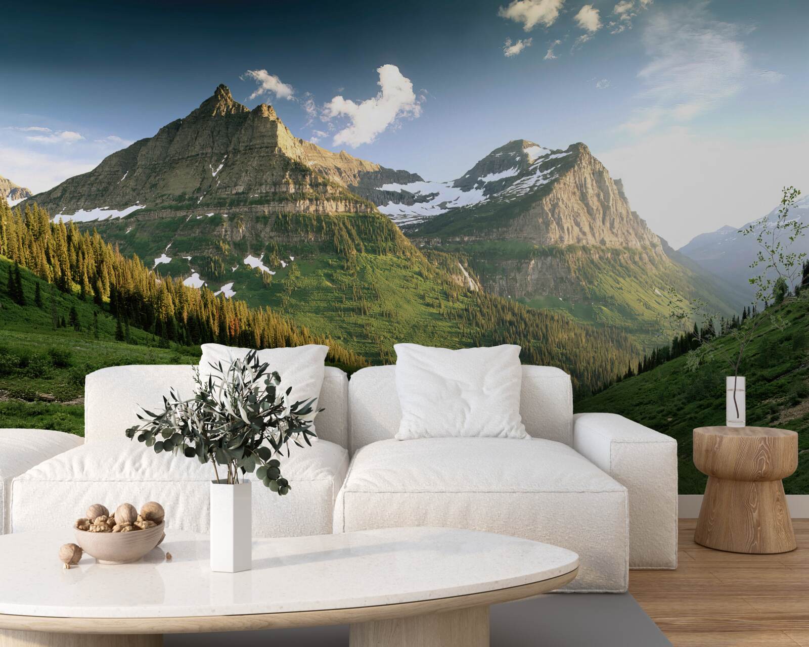 Fototapet vedere de pe peluză la munții maiestuoși