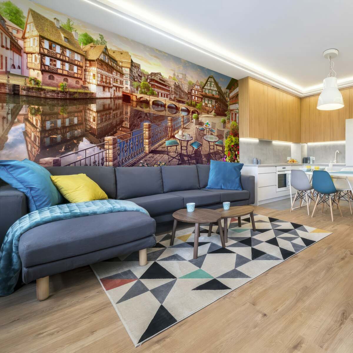 Fototapet mese pe malul apei în partea istorică a orașului