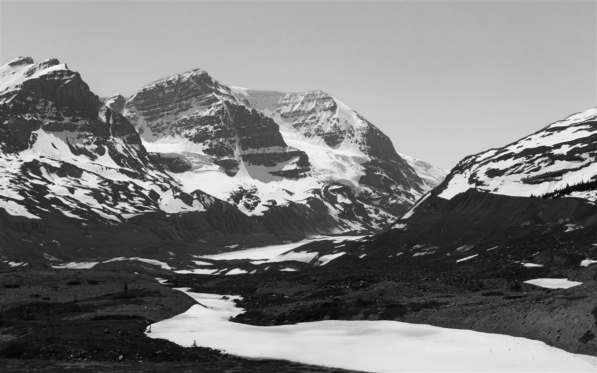 Fototapet imagine de munți realizată în alb-negru