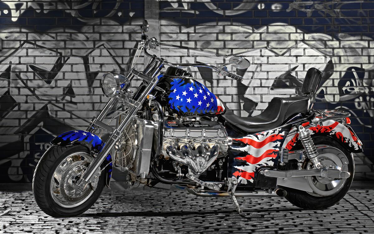 Fototapet motocicletă lângă un perete pictat