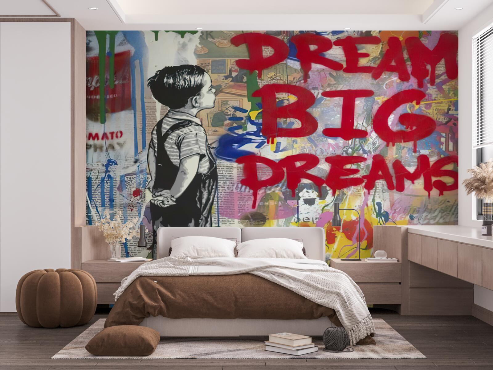 Fototapet un băiat observă peretele acoperit cu desene