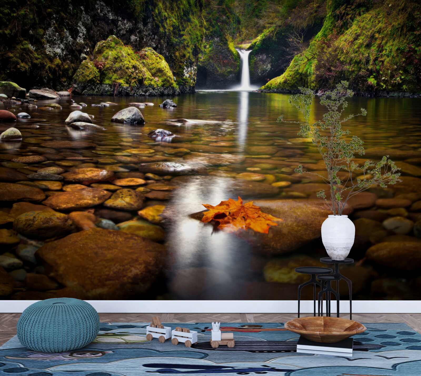 Fototapet o frunză care a căzut pe suprafața apei în munți