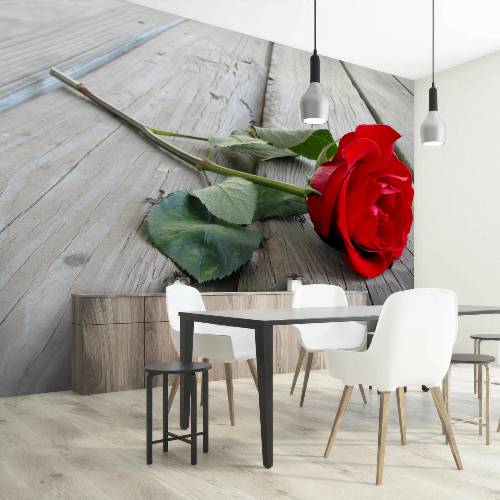 Fototapet floare stacojie pe o suprafață de lemn