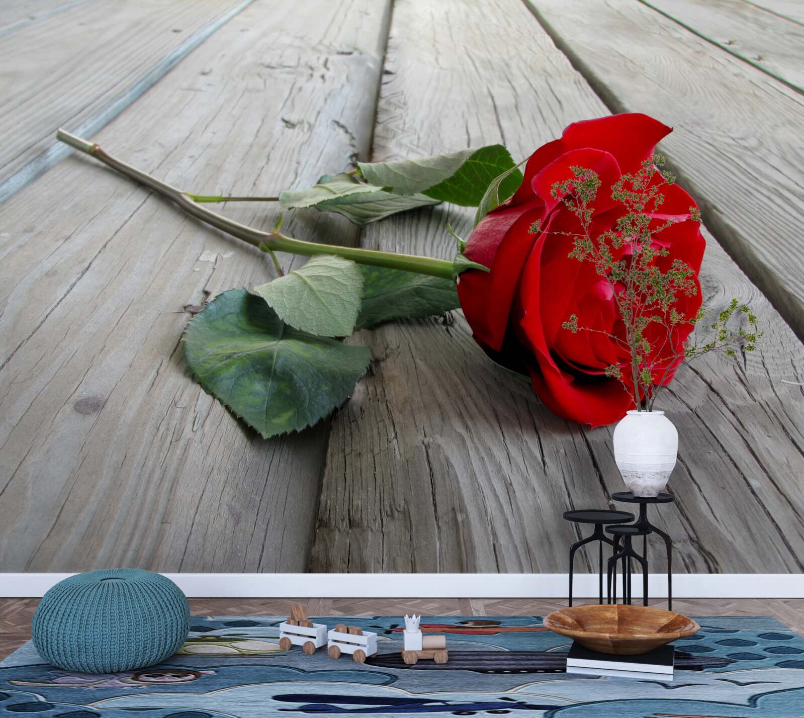 Fototapet floare stacojie pe o suprafață de lemn