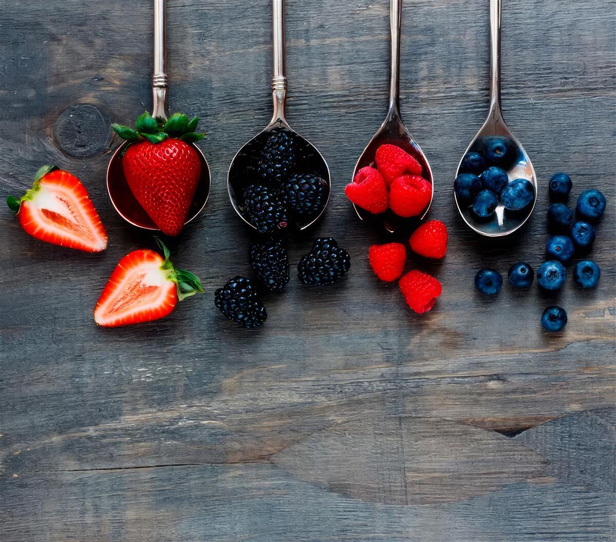 Fototapet Linguri umplute cu fructe de pădure