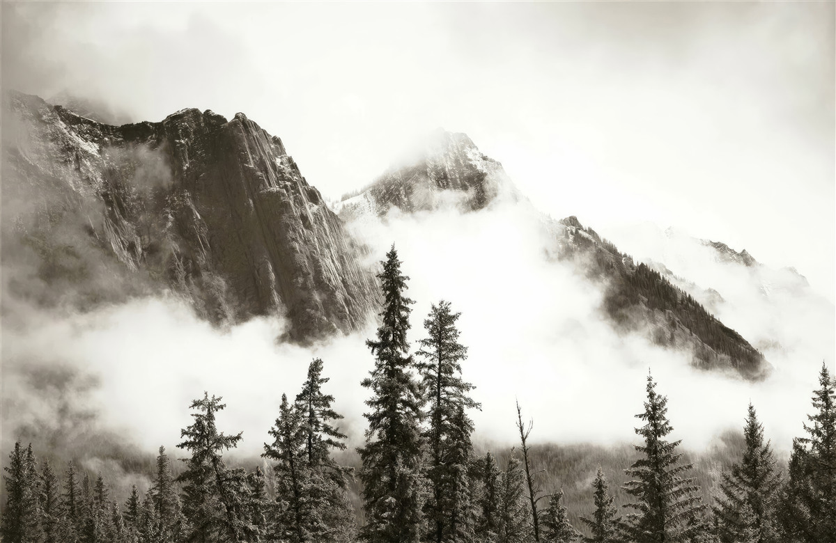 Fototapet munți în alb și negru, învăluiți în ceață