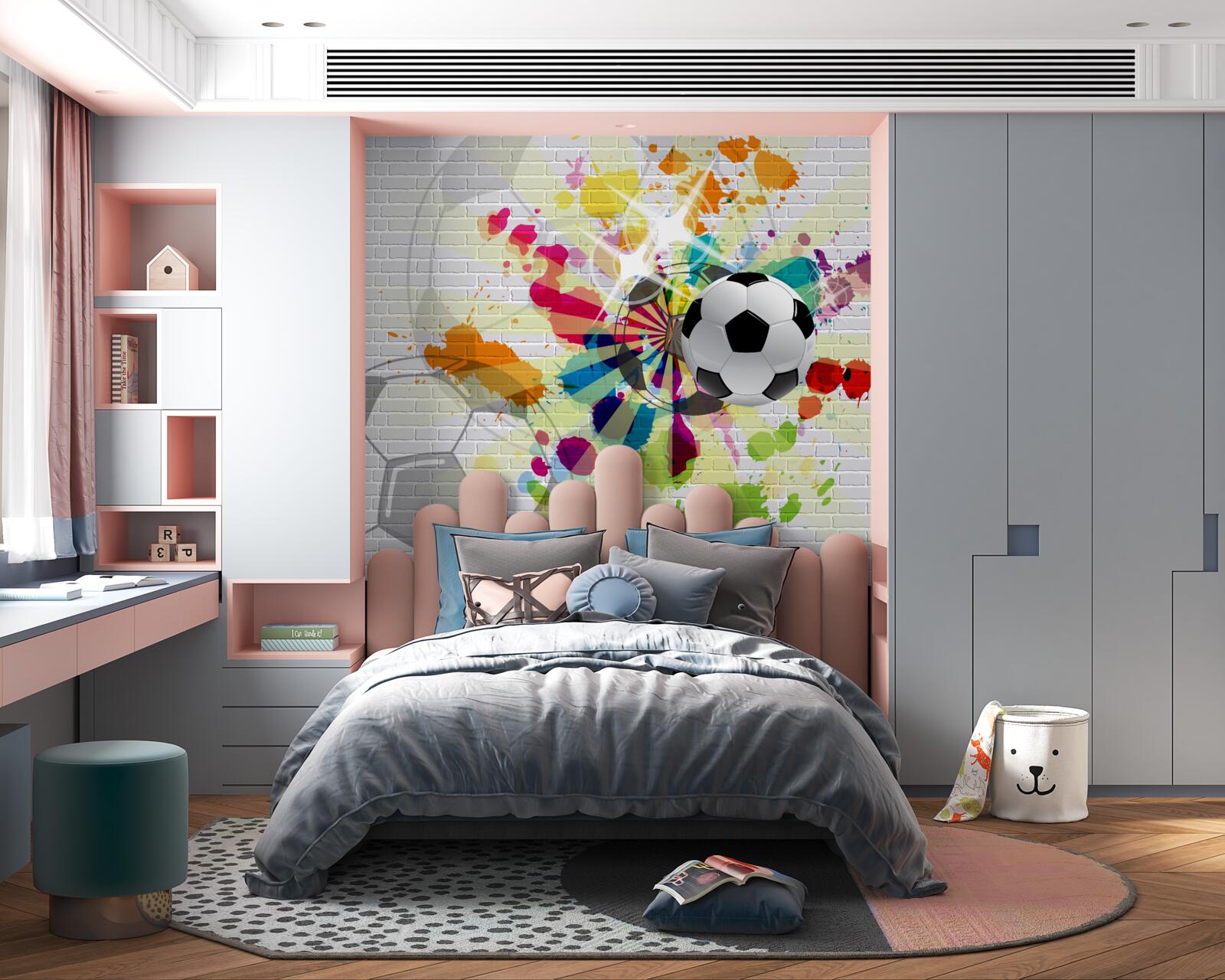 Fototapet pe perete este agățată o fotografie cu o minge de fotbal în flori