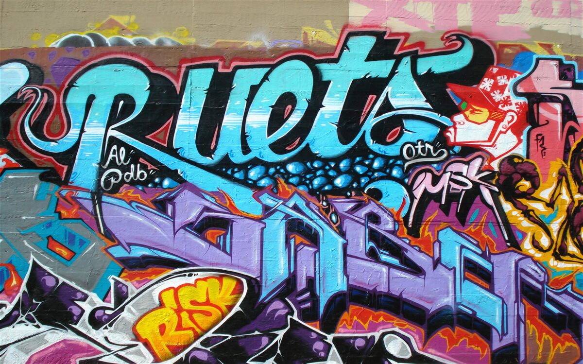 Fototapet Zid decorat cu graffiti luminoase