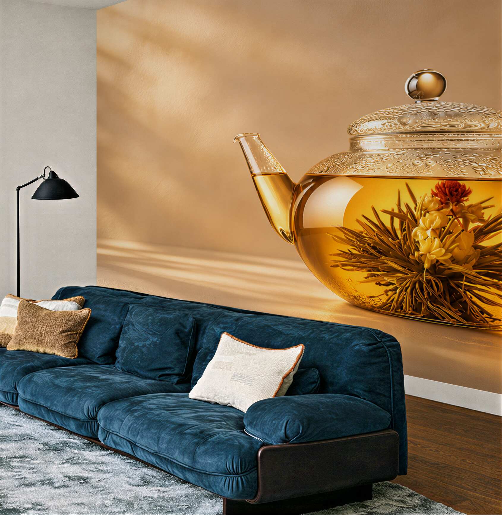 Fototapeta szklany dzbanek z herbatą kwitnącą w ciepłych złotych tonach