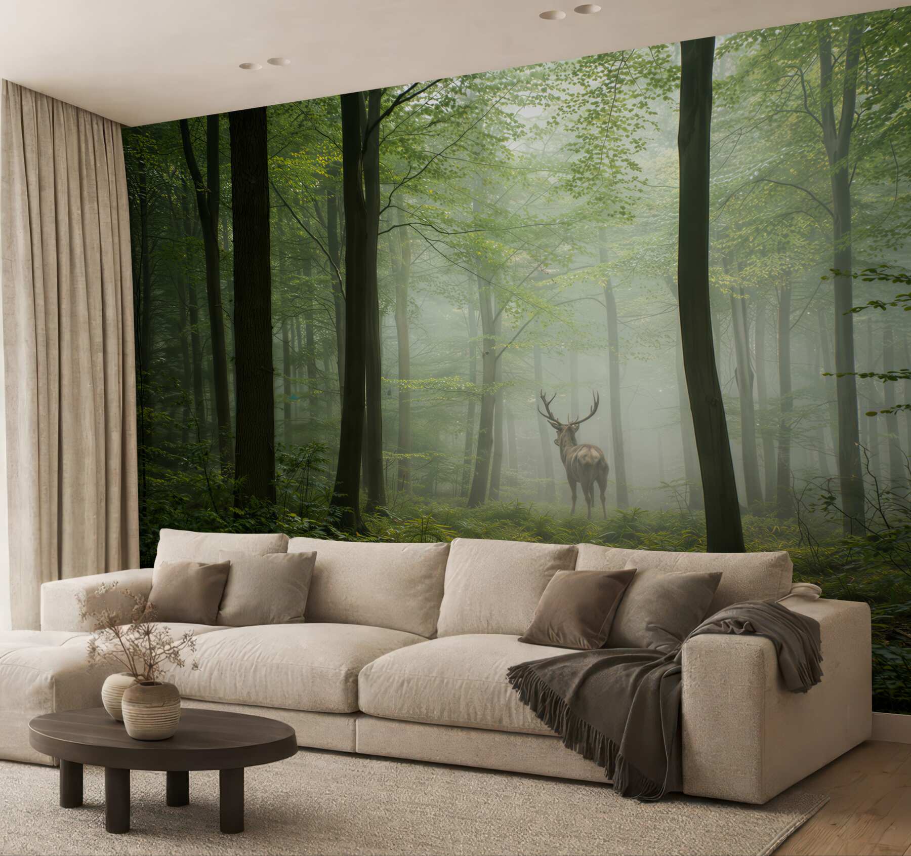 Fototapeta jeleń w zielonym lesie we mgle naturalna