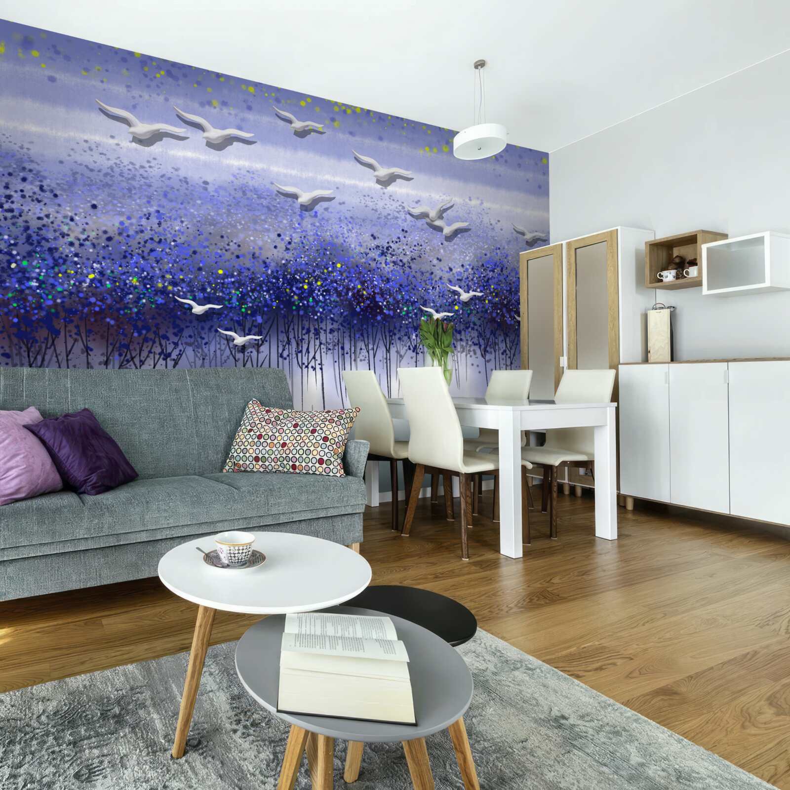 Fototapet un grup de păsări pe cerul de deasupra pădurii și a lacului, cufundat în amurg